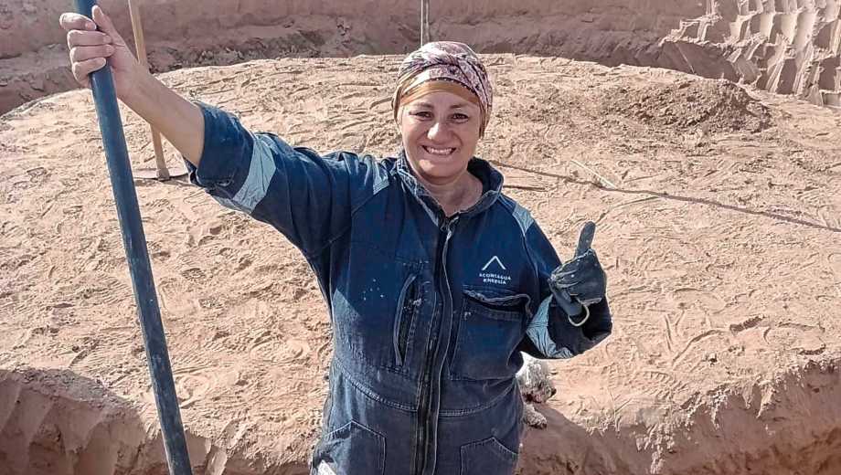 Lorena Zabala en plena construcción de su domo. Foto: gentileza.