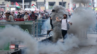 Manifestantes propalestinos invadieron el recorrido en el final de la Vuelta a España en el centro de Madrid