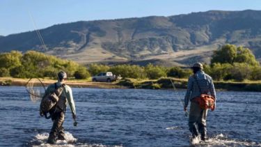 Nueva temporada de pesca en Neuquén: preparan el examen para prestadores y la Fiesta del la Trucha 