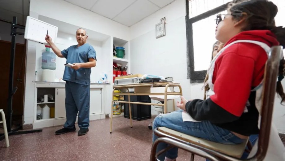 Controles oftalmológicos en escuelas. Foto: Neuqueninforma.gob 