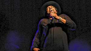 Bernard Fowler, un predicador Stone en la noche de Neuquén