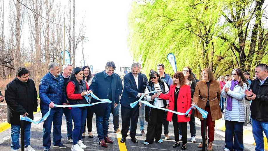 La inauguración del acceso pavimentado contó con la presencia de la fórmula oficial para el senado para las elecciones de octubre (foto Cecilia Maletti)