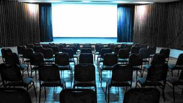 Neuquén volverá a tener artistas los fines de semana en el auditorio del subsuelo de la municipalidad