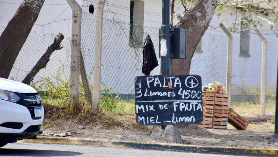 Los operativos de inspección de comercio  derivaron en el corrimiento de algunos puestos hacia  arterias secundarias (foto Matías Subat)