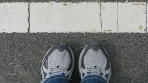 Juego o superstición: ¿Qué revela la psicología sobre no pisar las líneas de veredas?