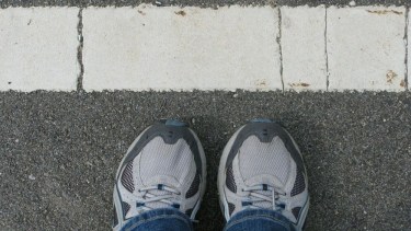 Juego o superstición: ¿Qué revela la psicología sobre no pisar las líneas de veredas?