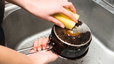 Adiós a las ollas quemadas: el truco de la papa y la sal para dejarlas como nuevas sin esfuerzo