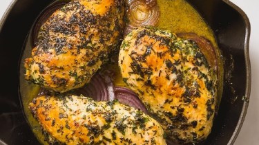 Pechugas de pollo a las finas hierbas: un plato fácil de resolver y muy sabroso