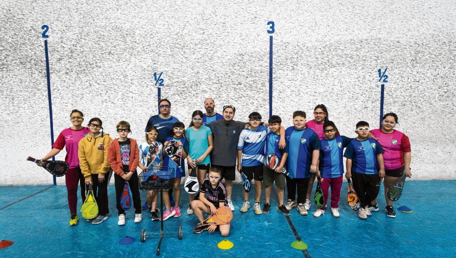 En el frontón, la práctica recupera su costado social: juego, aprendizaje y comunidad. Foto Pablo Leguizamón. 