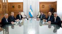 Imagen de El Gobierno lanzó la mesa federal con gobernadores en la Casa Rosada: las caras del primer encuentro