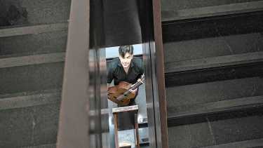 La guitarra, un amor de infancia que lo llevó a ganar la beca Mozarteum: la historia de Ariel de Roca