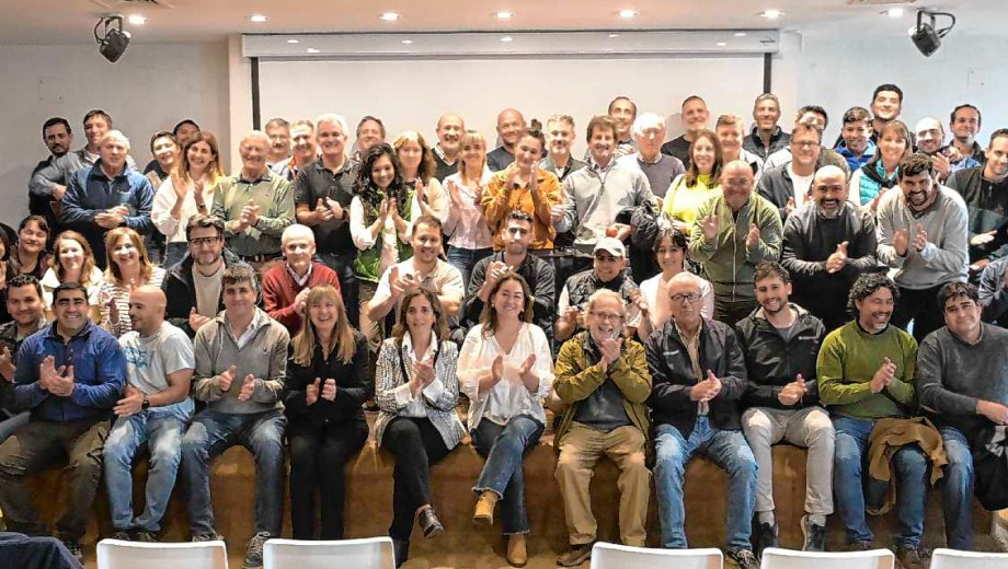 La foto grupal de los asistentes a la charla de INTA y CAFI en el auditorio de Diario Río Negro en Roca.