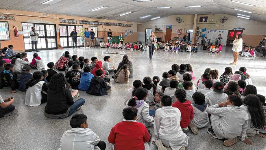 Once árboles para los chicos de escuelas de Roca. Foto: gentileza Municipio de Roca. 