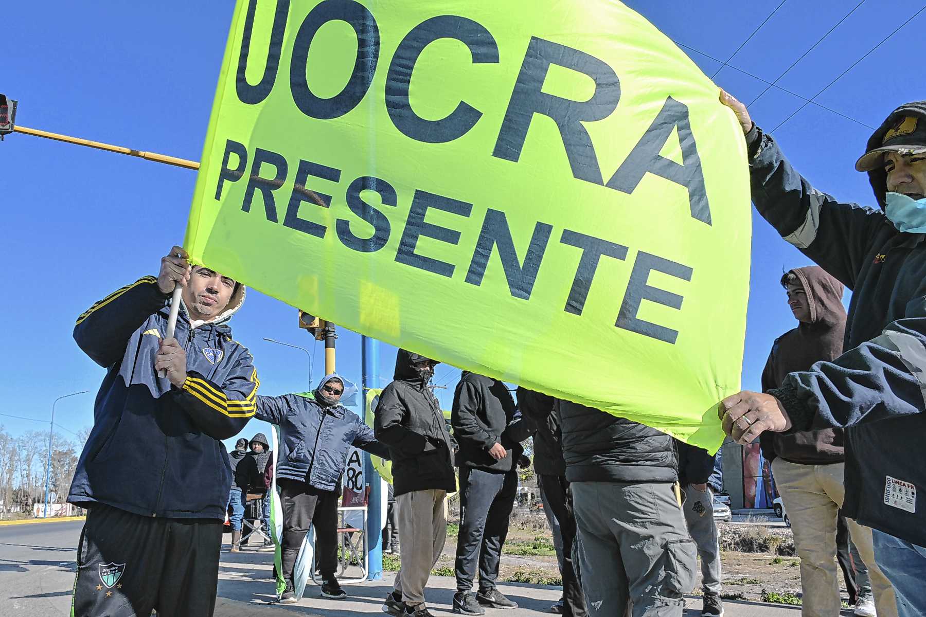 Desocupados de Uocra reclaman en la Ruta 22 que se cumpla con la ley de ...