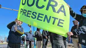 Desocupados de Uocra reclaman en la Ruta 22 que se cumpla con la ley de mano de obra local en Roca