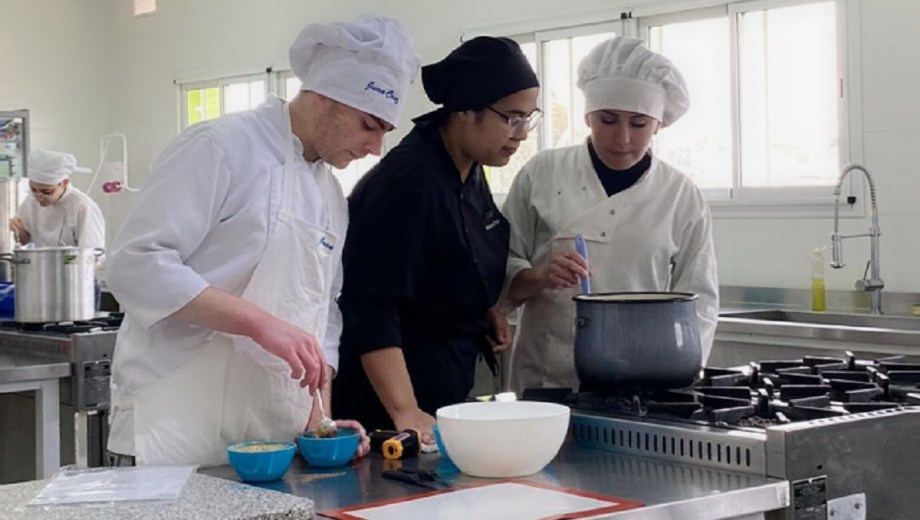 Noelia Pisto (medio) en una de sus clases.
