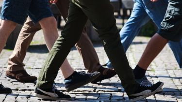 Caminar después de los 50 es clave, pero los especialistas recomiendan sumar este ejercicio