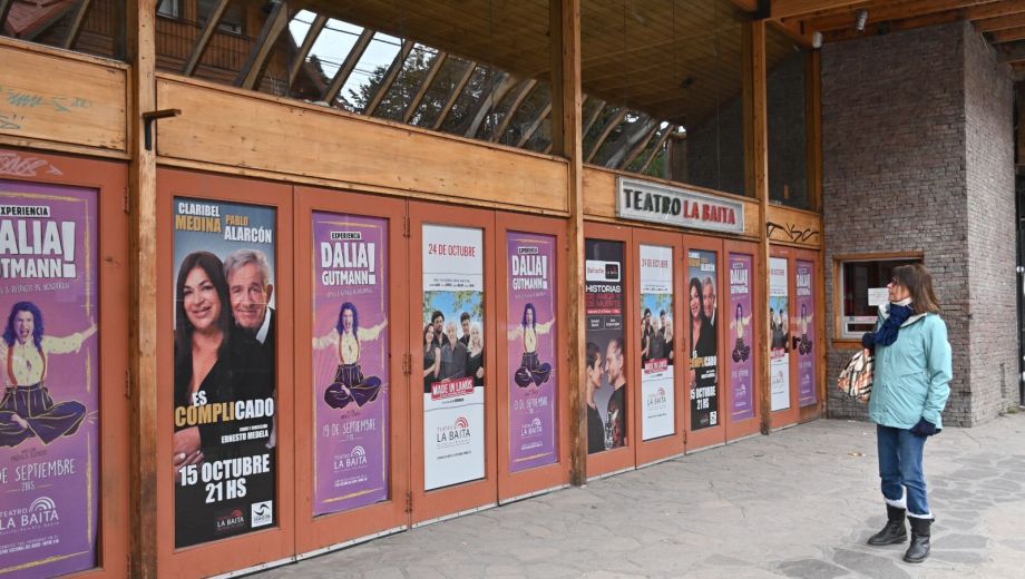El teatro La Baita de Bariloche tiene cartelera de espectáculos y está envuelto en un litigio judicial. Foto: Alfredo Leiva