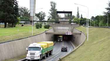 El túnel oculto bajo el río que une dos ciudades argentinas y cambió la historia de Sudamérica
