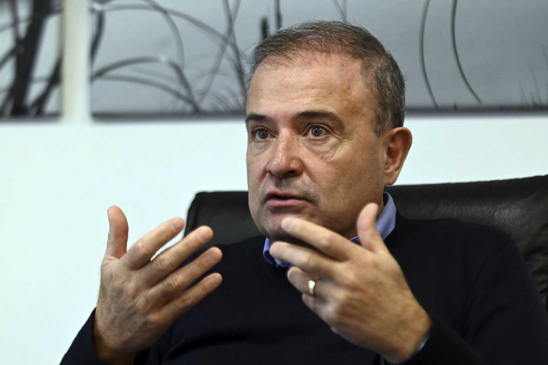 Pesatti sobre las barcazas con arena para Vaca Muerta por el río Negro ...