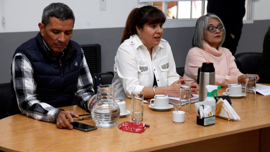 Silvana Inostroza y Gustavo Cifuentes encabezaron la conferencia de prensa. Foto: Marcelo Ochoa