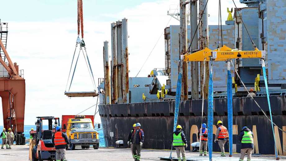 Llegaron 8.000 toneladas de acero al puerto de San Antonio Este. Foto: Marcelo Ochoa.