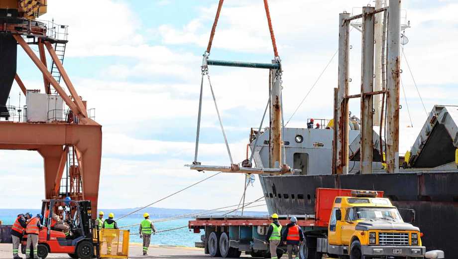 Desembarco de acero en San Antonio: el primer paso para la planta petrolera de Vaca Muerta Sur