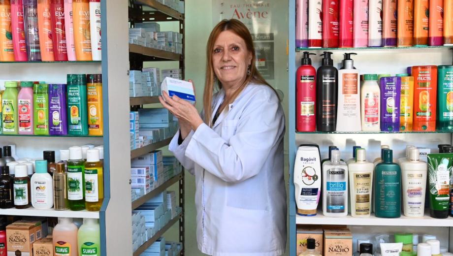  Viviana Álvarez lleva 40 años como farmacéutica. Foto: Chino Leiva
