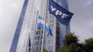 Juicio por YPF: Argentina presentó otra apelación para evitar revelar los chats de Luis Caputo y Sergio Massa