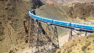 El tren más alto del mundo que recorre los mejores paisajes del norte: precios y promociones