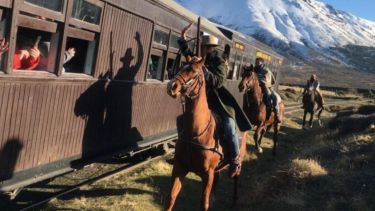 Asalto al tren: el paseo turístico de la Trochita con bandidos sale en época de tulipanes en Esquel