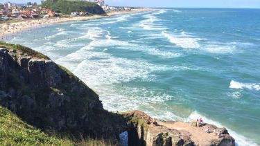 La playa de Brasil más cercana a la Argentina: un verano entre acantilados y mar verde esmeralda