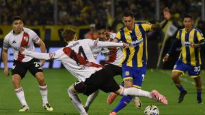 Rosario Central le ganó 2-1 a River con un gol del rionegrino Malcorra y lidera en la Tabla Anual