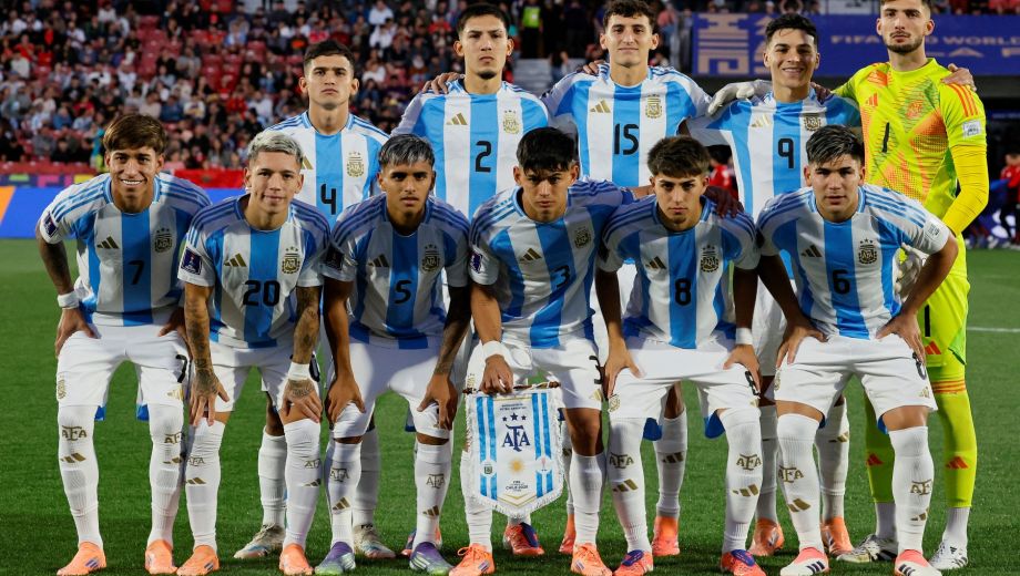 La Sub 20 de Argentina no pudo coronarse en Chile y al toque recibió el apoyo de los referentes. (FBaires)