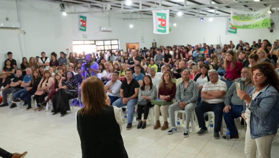 La candidata de Fuerza Patria, Beatriz Gentile participó del encuentro en Cutral Co (Foto: gentileza)