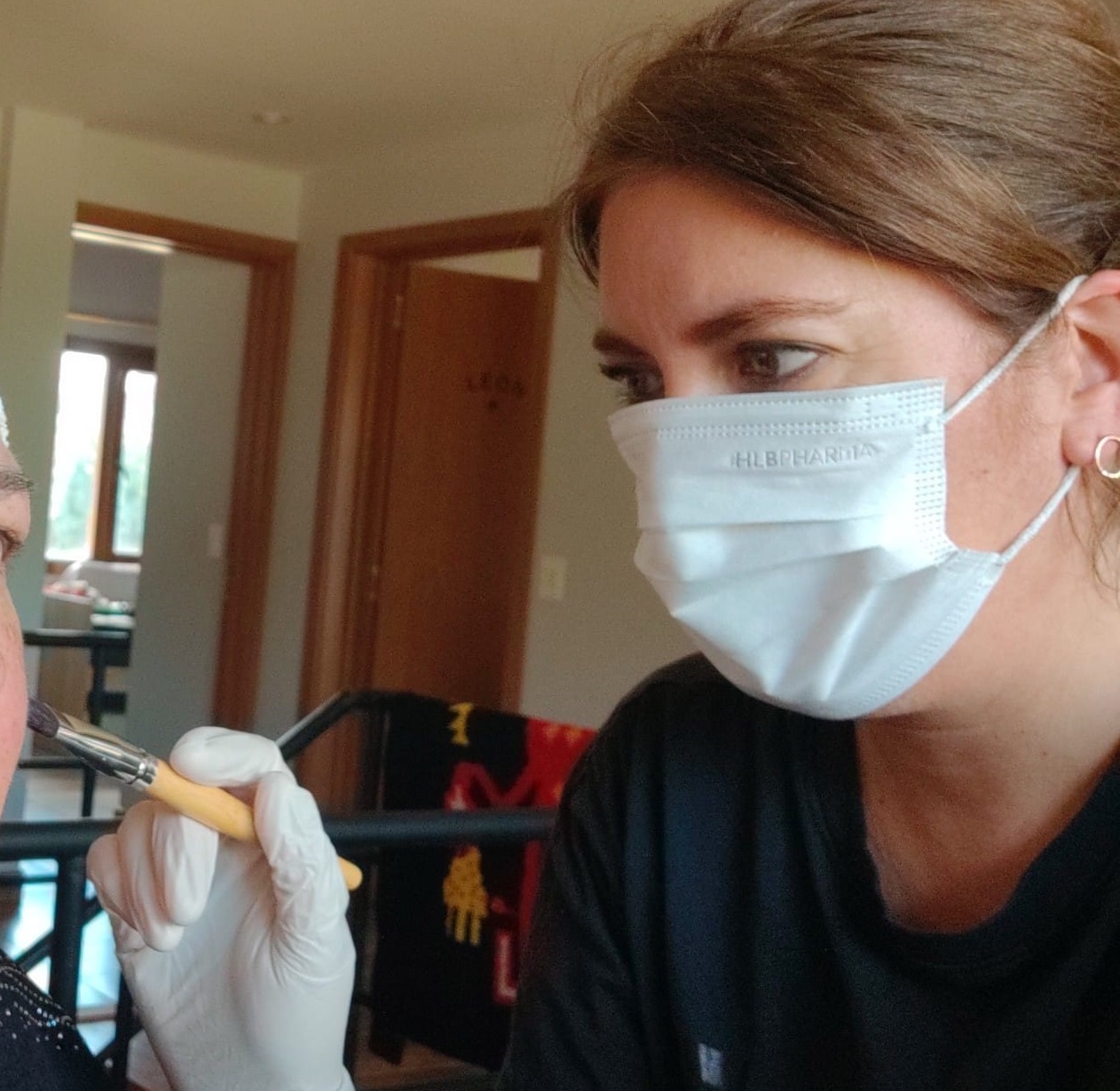 Barilochense ofrece curso de automaquillaje a mujeres con cáncer de mama