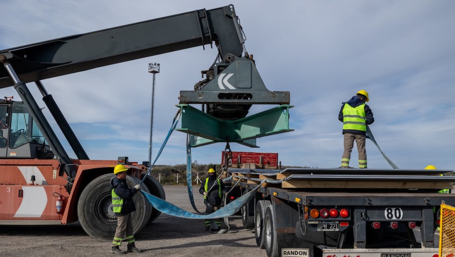El impacto de la contratación local se distribuye en cada nodo del proyecto: desde la cabecera en Allen hasta la terminal de Punta Colorada, con picos de hasta 87% de contratación local.