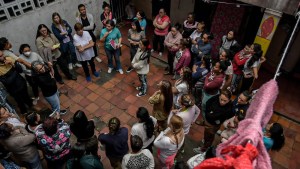 Mujeres que acompañan desde el otro lado de las rejas: las familias viven una «condena paralela»