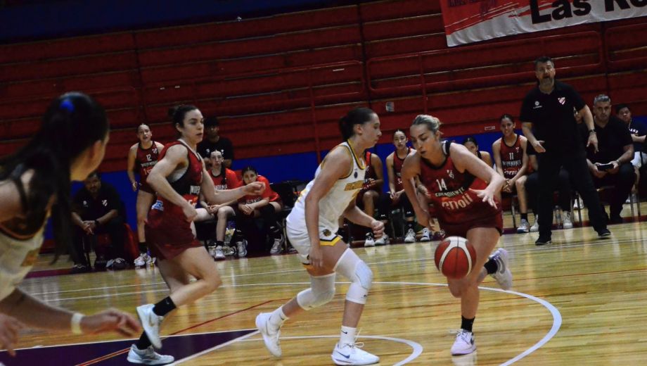 Valentina Mendoza jugó un partido tremendo, con un perfecto 5-5 en triples. (Prensa Independiente)