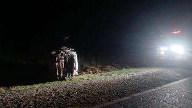Tragedia en Ruta 7, cerca de El Chañar: un hombre de Mendoza murió tras un vuelco, su acompañante está herido