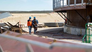 En 10 fotos | Vaca Muerta Oil Sur: así arman los tanques de almacenamiento en Punta Colorada