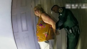 Cómo es “La vecina perfecta”, la película que reconstruye un trágico crimen y es de lo más visto en Netflix