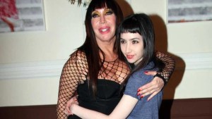 Se conocieron las primeras imágenes del biopic de Moria Casán con Sofía Gala interpretando a su madre