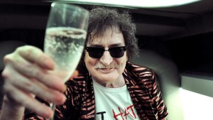 Charly García cumple 74 años y sus fanáticos iniciaron la vigilia para celebrar su cumpleaños