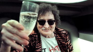 Charly García cumple 74 años y sus fanáticos iniciaron la vigilia para celebrar su cumpleaños