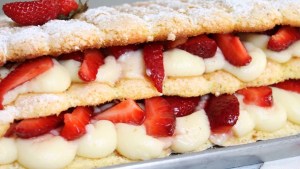 Fresco, rápido y delicioso: el postre de vainilla y frutilla que se hace en solo 4 pasos