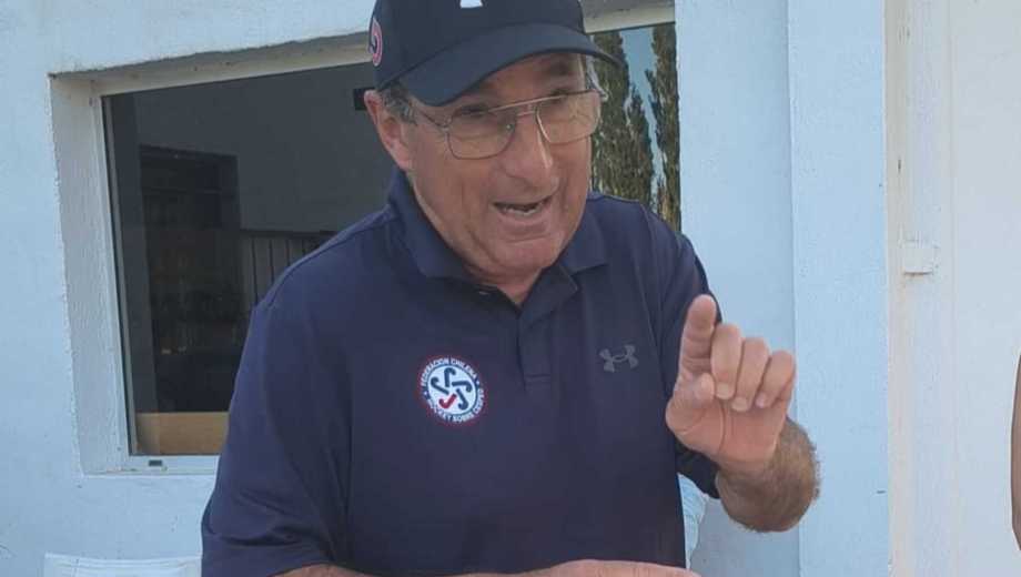 Sergio Cachito Vigil estuvo en el predio de Los Perales esta semana. Es el head coach de las selecciones juveniles de Chile.