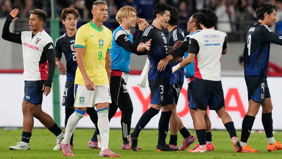 Richarlison y todo Brasil no lo pueden creer. Los nipones lograron un triunfazo en Tokio. (AP)