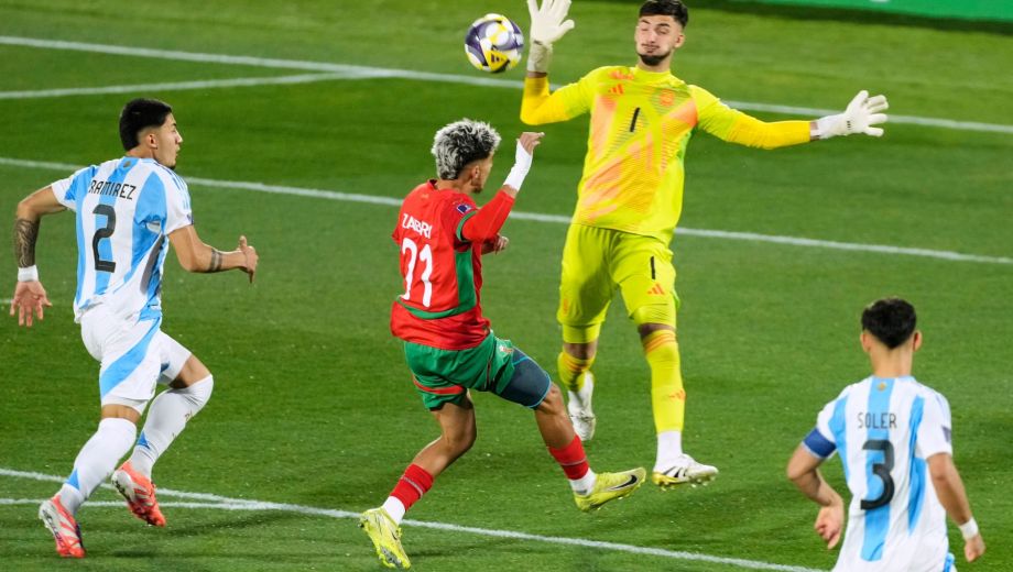 La jugada que terminó en el gol de Marruecos. Barbi le hizo falta a Yabiri y el propio delantero anotó un golazo. (AP)