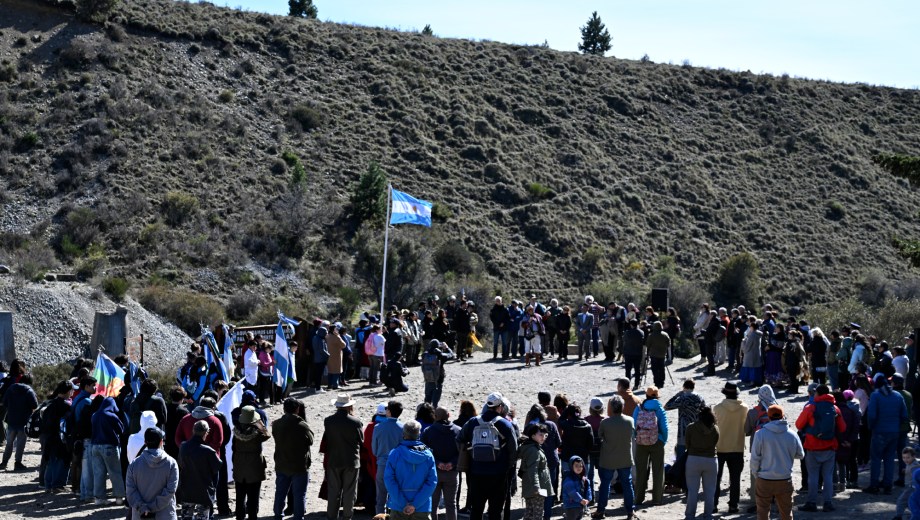 A 30 años del primer Abrazo al Limay, la comunidad volvió a reunirse. Foto: Chino Leiva
